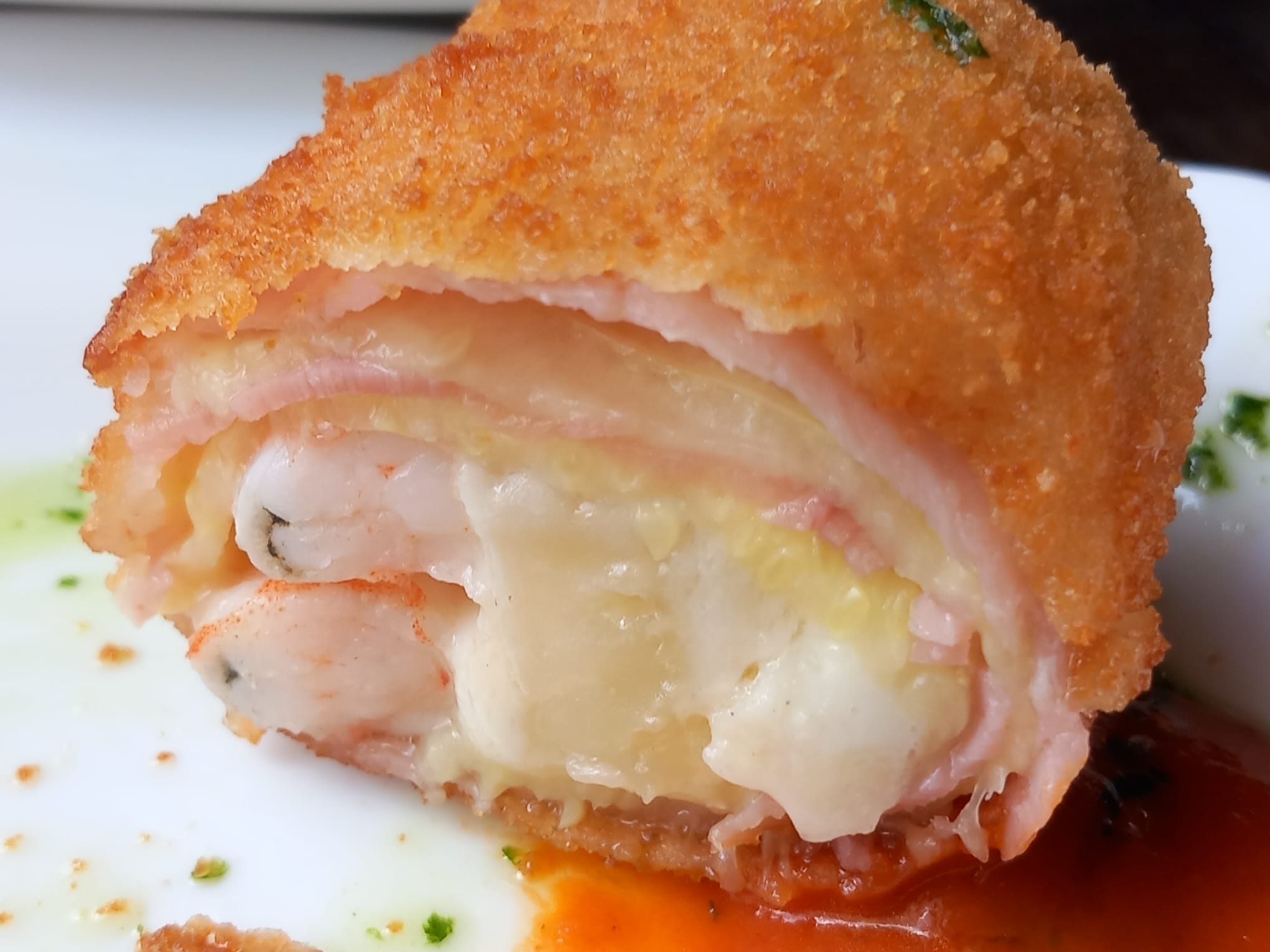 Rollito Moscatel con bacon, calabacín, langostinos y queso