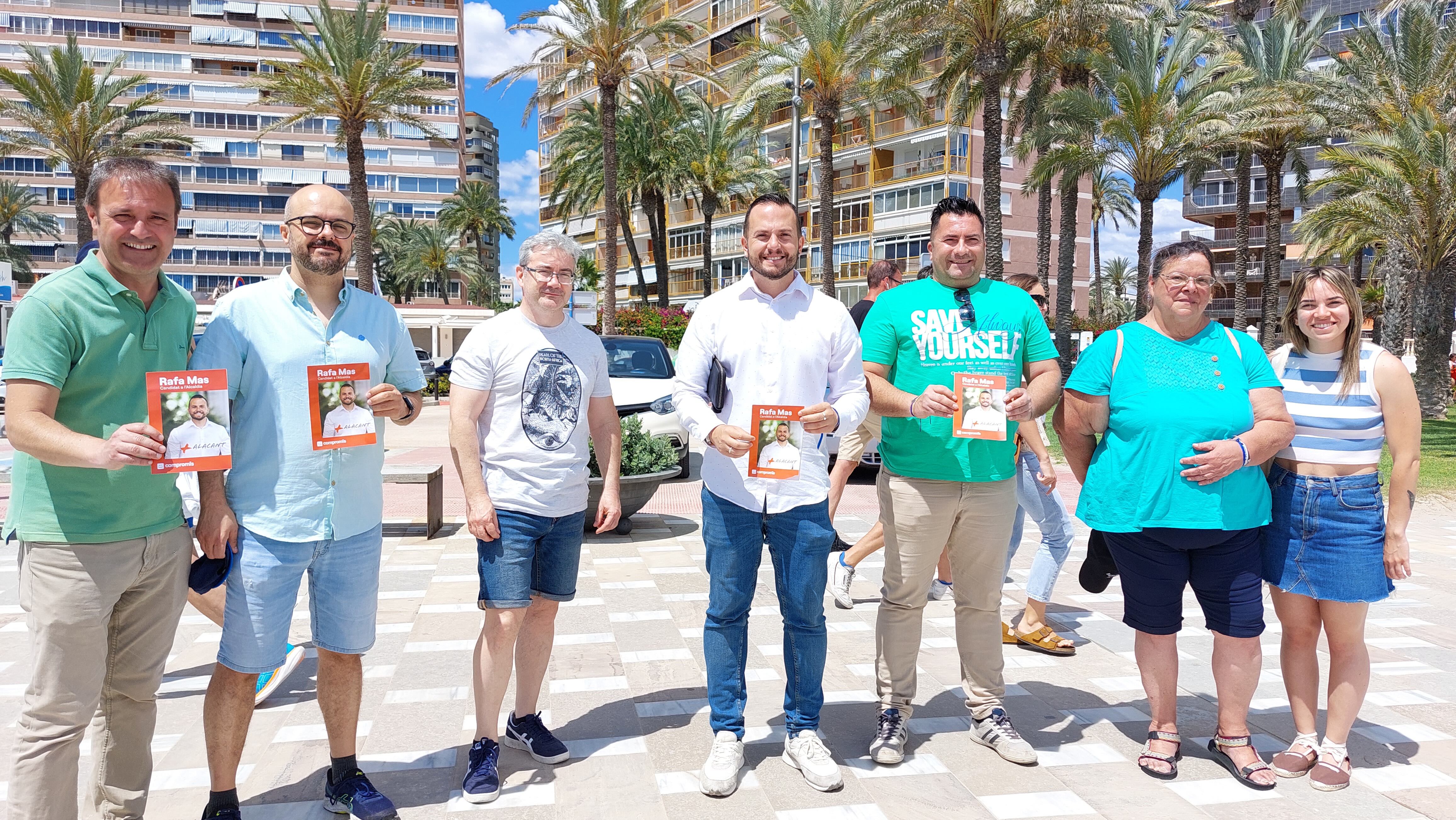 Compromís ha estado esta mañana en el paseo marítimo de la playa de San Juan