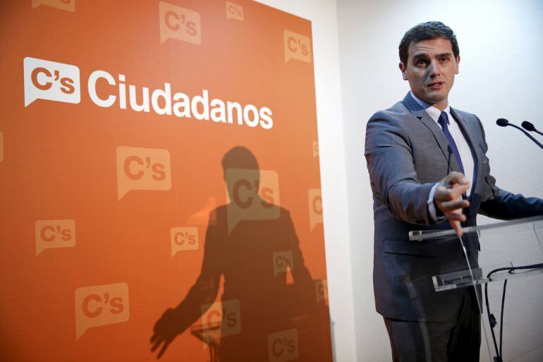 Ciudadanos party leader Albert Rivera speaks a news conference in Madrid, Spain, November 11, 2015. REUTERS Susana Vera 