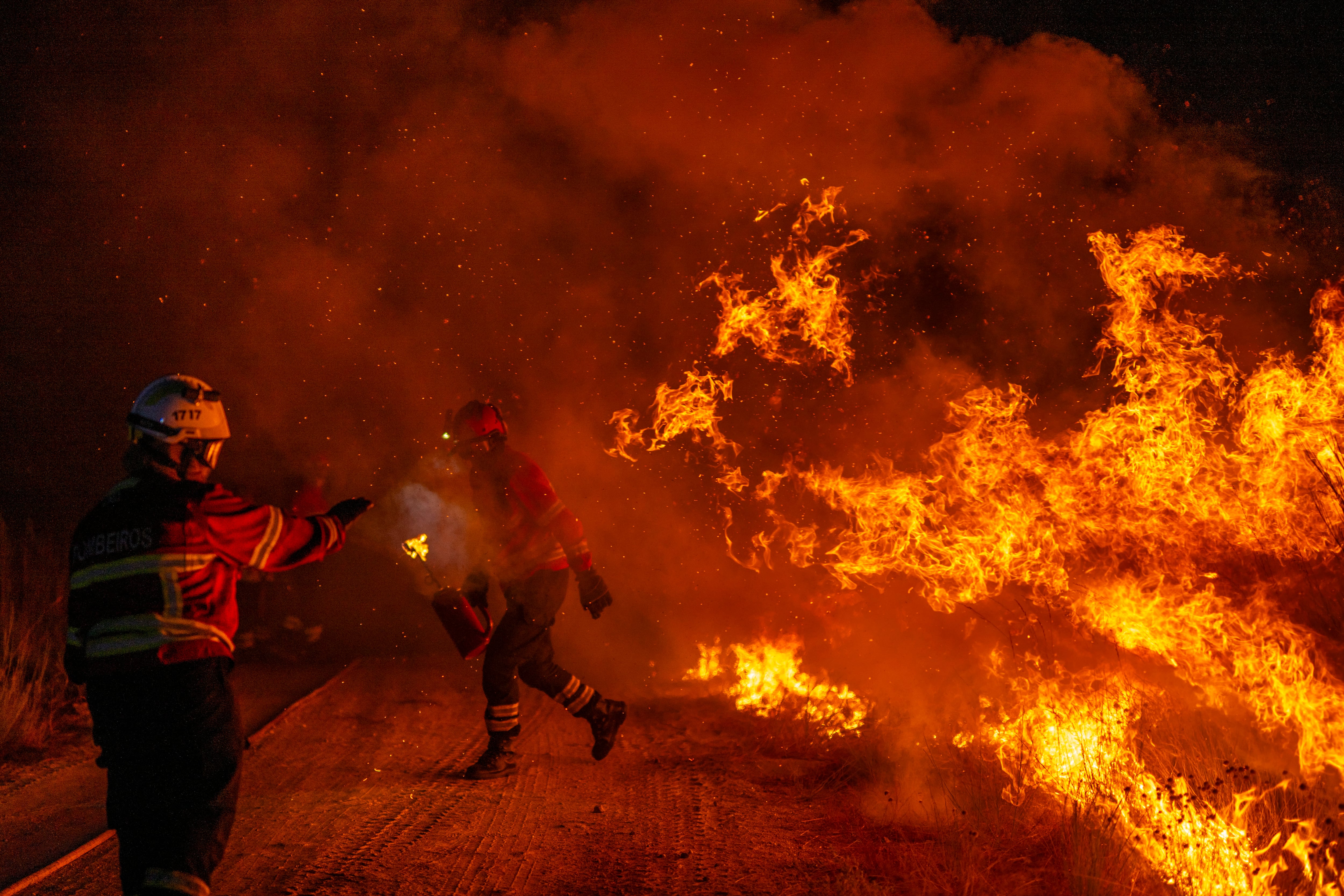 Foto de archivo de uno de los incendios del verano, en Cualedro. EFE/Brais Lorenzo