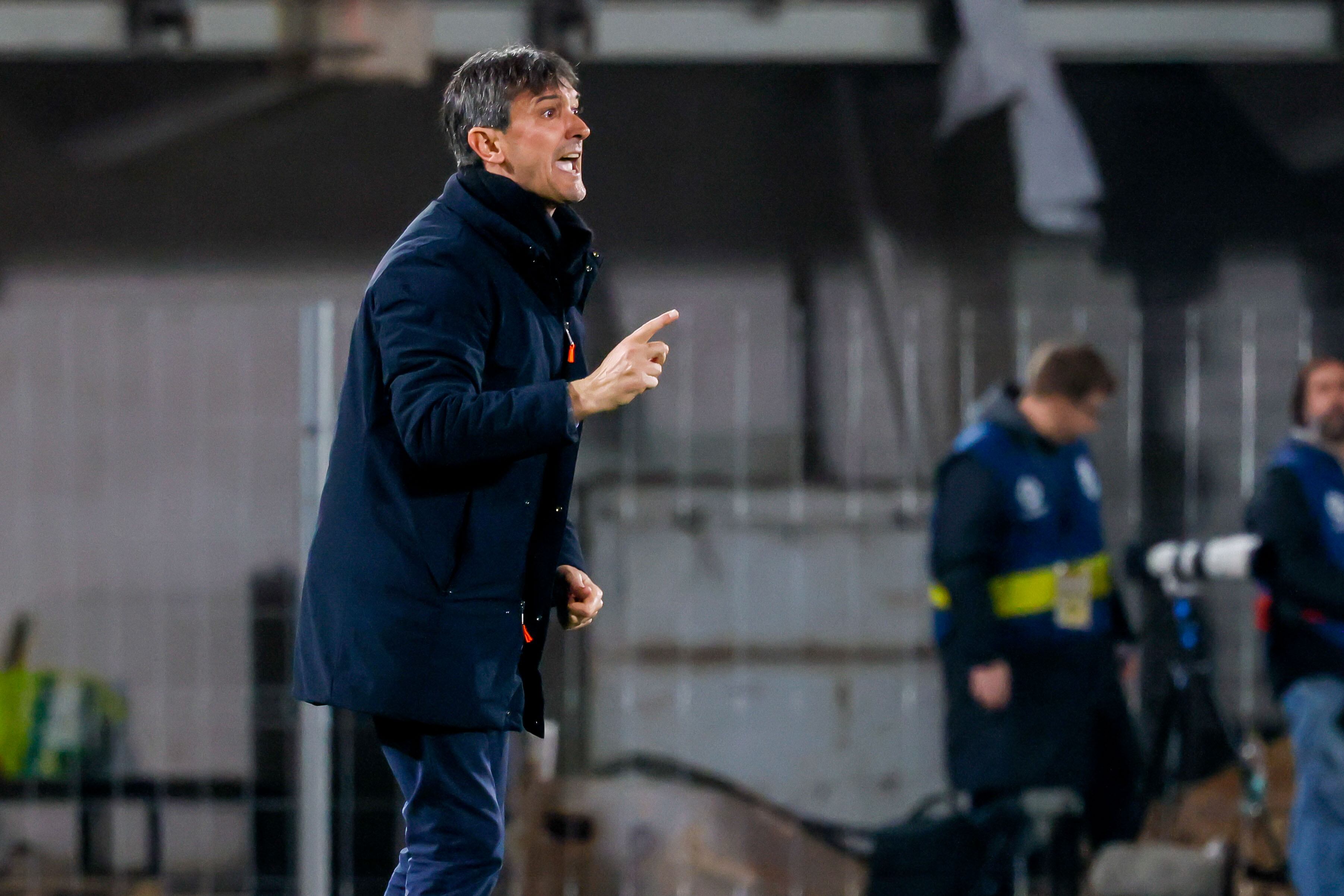 PALMA DE MALLORCA, 07/01/2023. El técnico del Valladolid, Pacheta, durante el encuentro correspondiente a la jornada 16 de primera división que han disputado hoy sábado frente al Mallorca en el estadio de Son Moix, en Palma de Mallorca. EFE / Cati Cladera.
