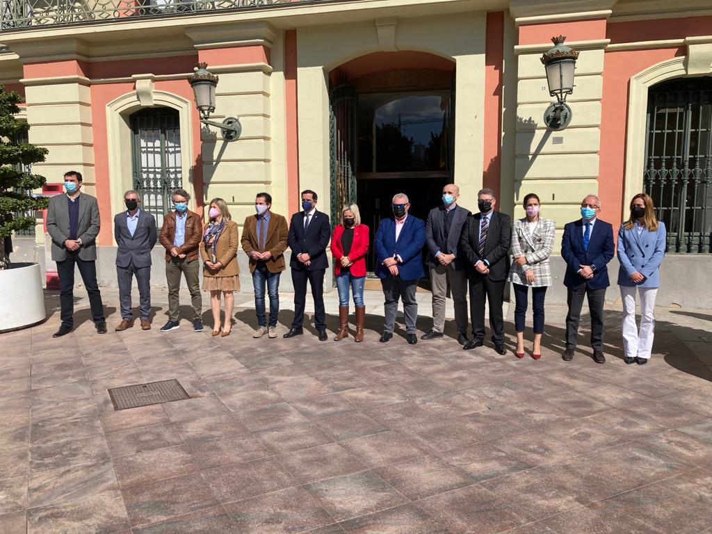 El alcalde de Murcia, José Antonio Serrano, junto a concejales del PSOE, PP, Cs y Podemos en los cinco minutos de silencio. No ha habido representación del grupo municipal Vox