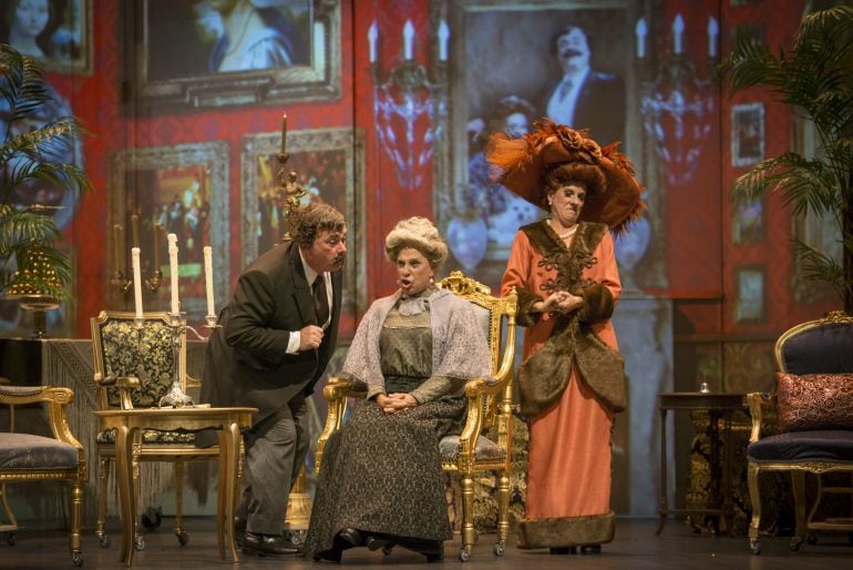 Una de les escenes del nou espectacle de La Cubana, Gente Bien, una opereta basada en un text de Santiago Rusiñol