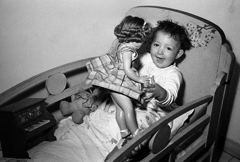 Una niña juega sonriente con su Mariquita Pérez, la muñeca más deseada en aquellos tiempos (Imagen tomada el 4 de Enero de 1955)