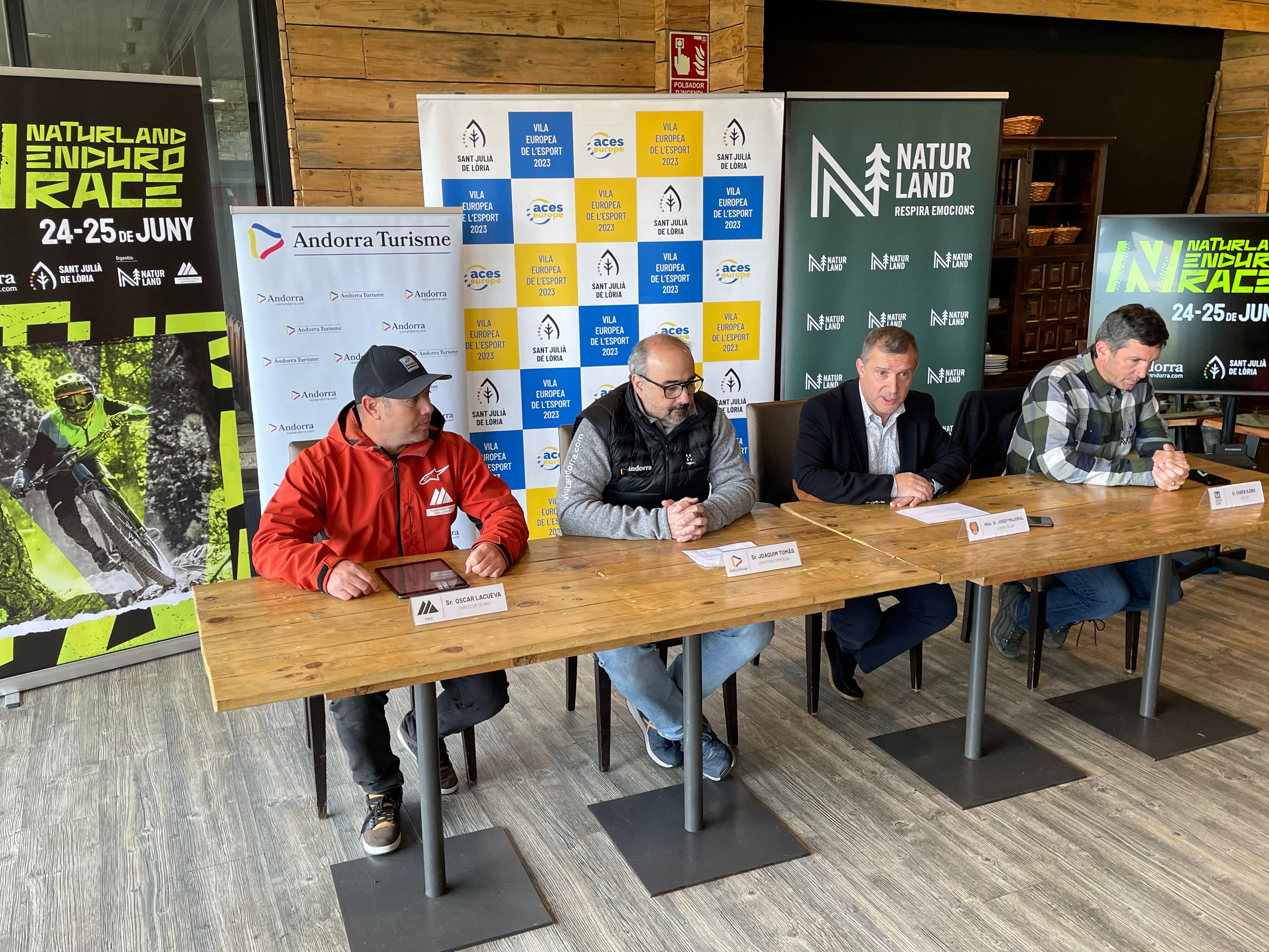 Òscar Lacueva (esquerra) explicant els detalls tècnics de la cursa.