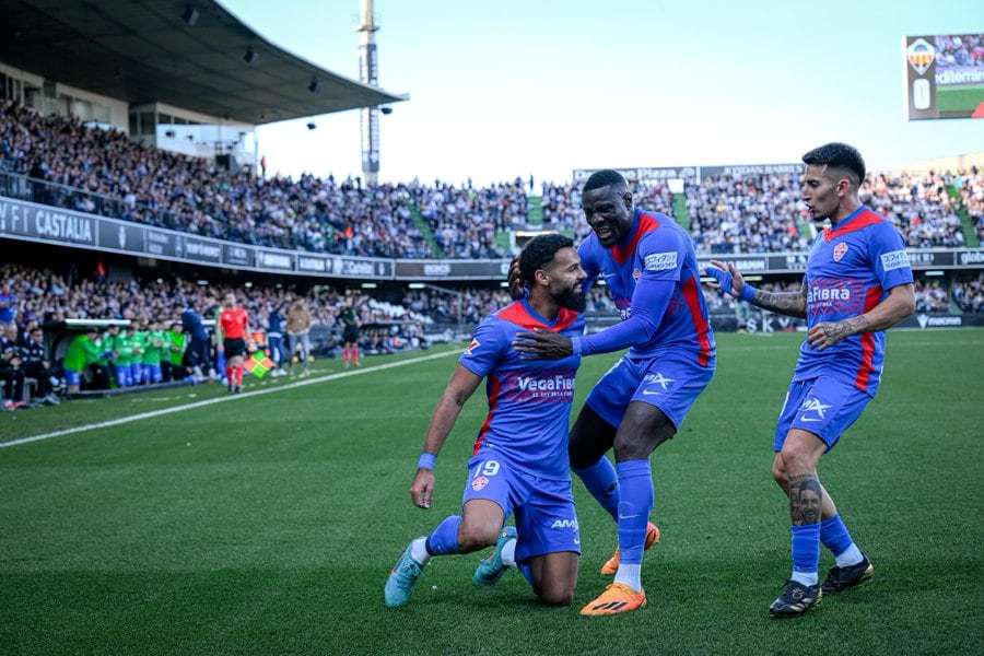 Diaby y Nico Fernández felicitan a Mourad, de rodillas, autor del primer tanto ilicitano