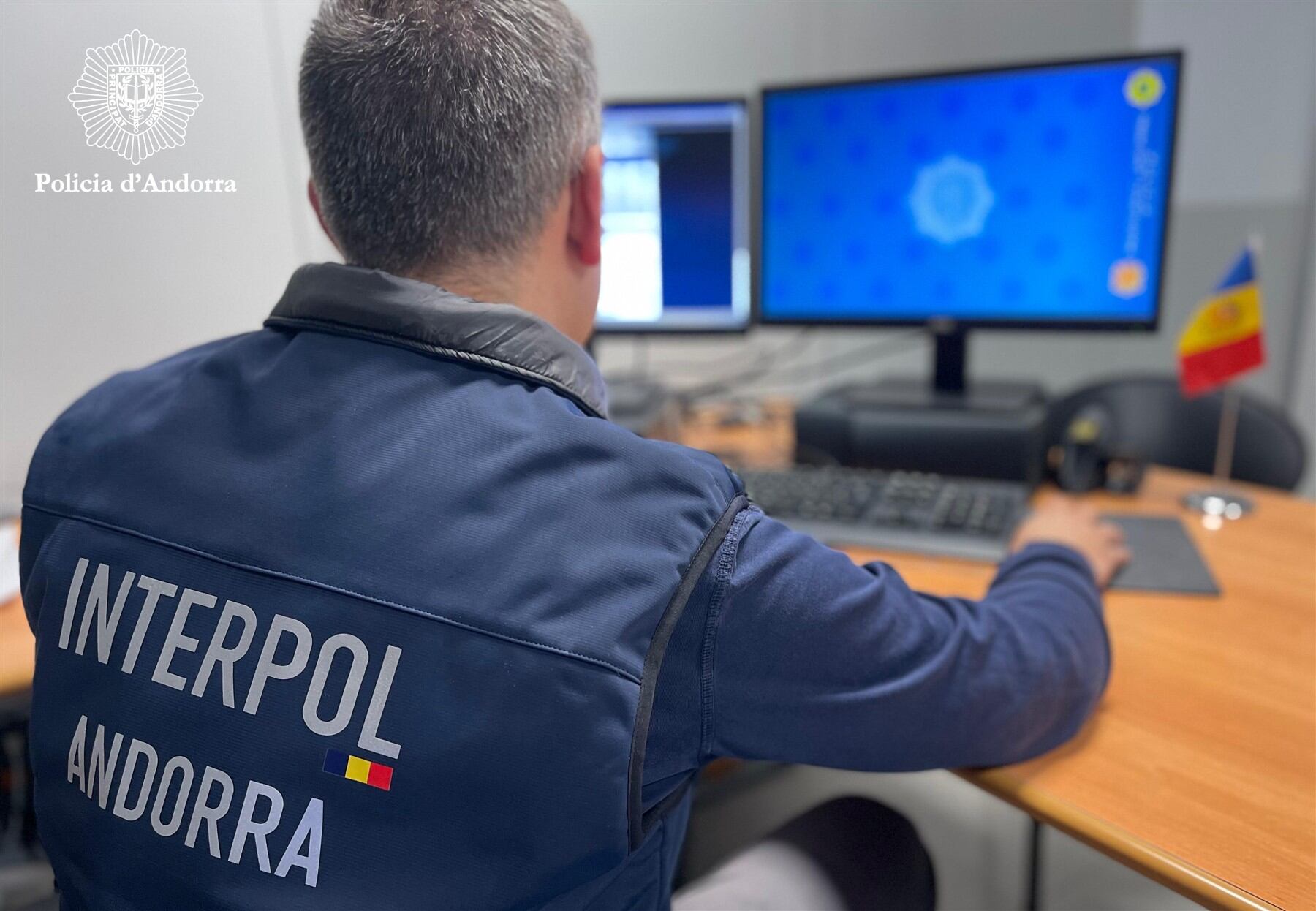 La policia va rebre una ordre de detenció internacional, difosa per INTERPOL