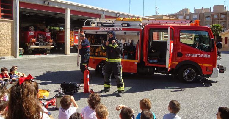 Profesionales del Parque de Bomberos de Úbeda participan en una clase para menores de un centro educativo.