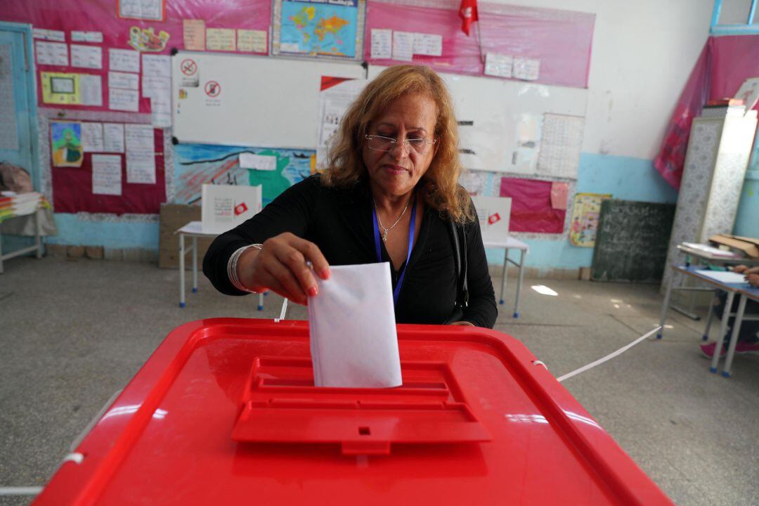 Una mujer tunecina introduce su papeleta en la urna para la votación de primera vuelta de las elecciones presidenciales.