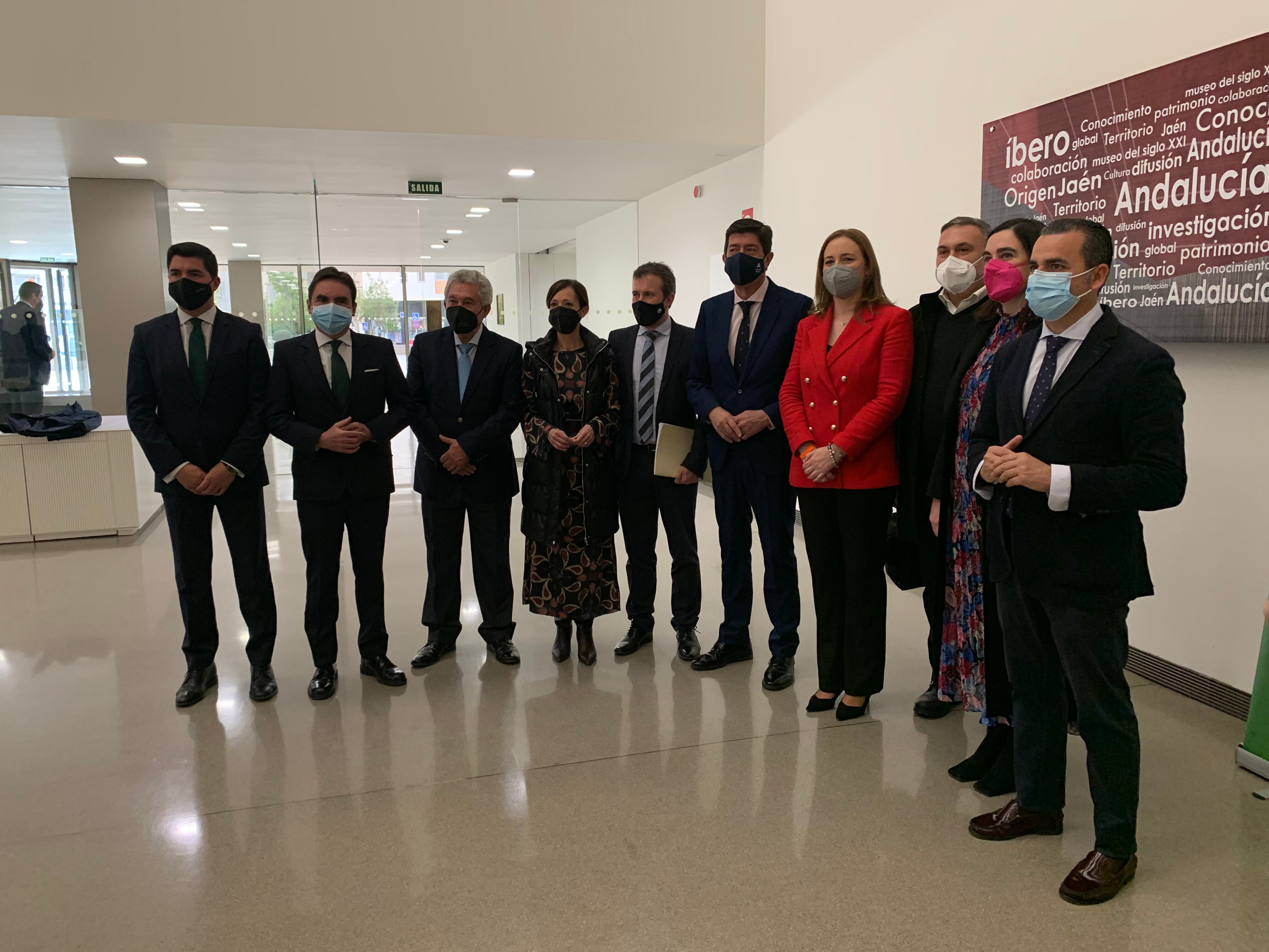 El vicepresidente de la Junta, Juan Marín (quinto por la derecha), junto a autoridades locales y provinciales minutos antes de la firma de los proyectos.