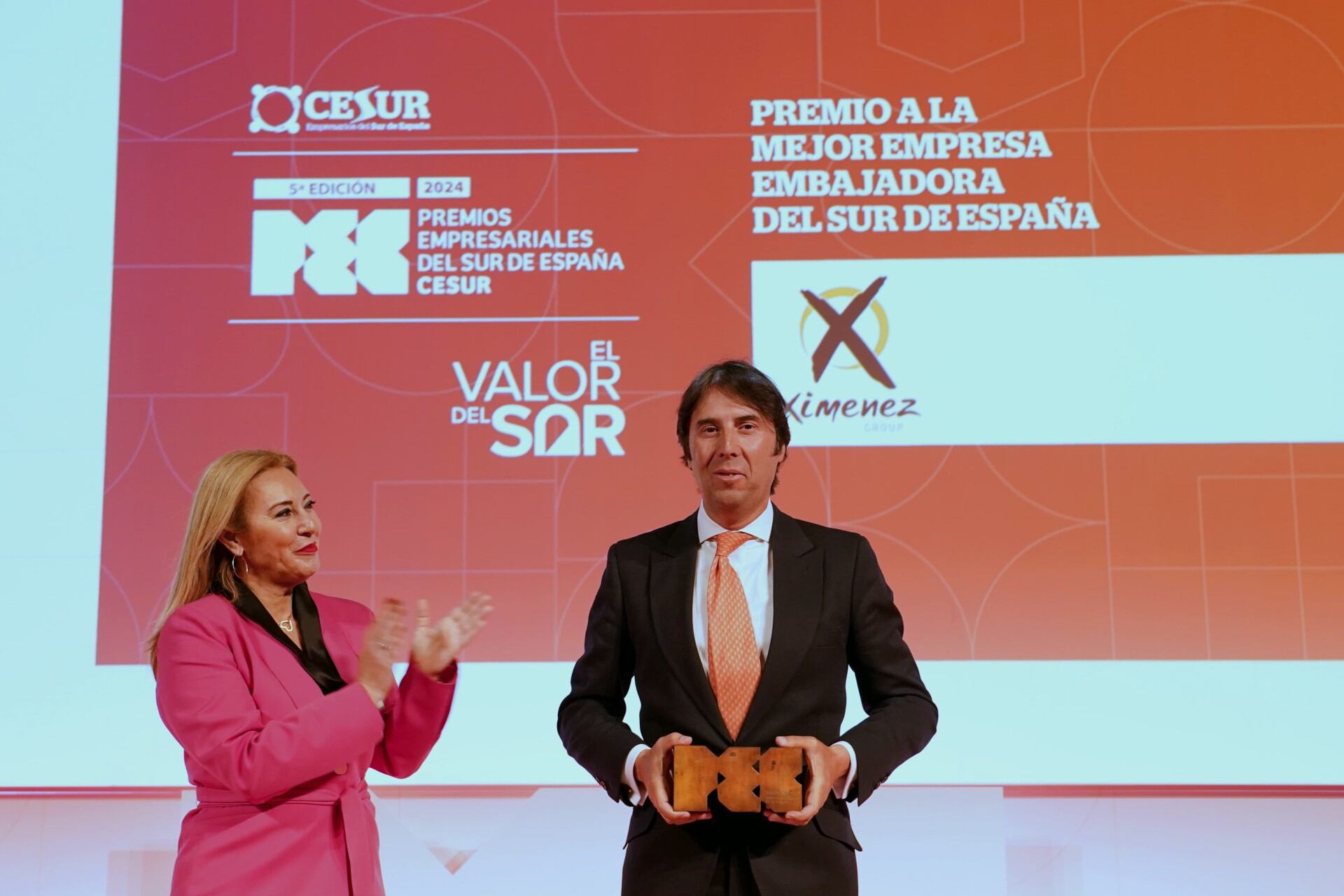 Mariano Ximénez, CEO de la empresa, recibe el premio concedido por Cesur.