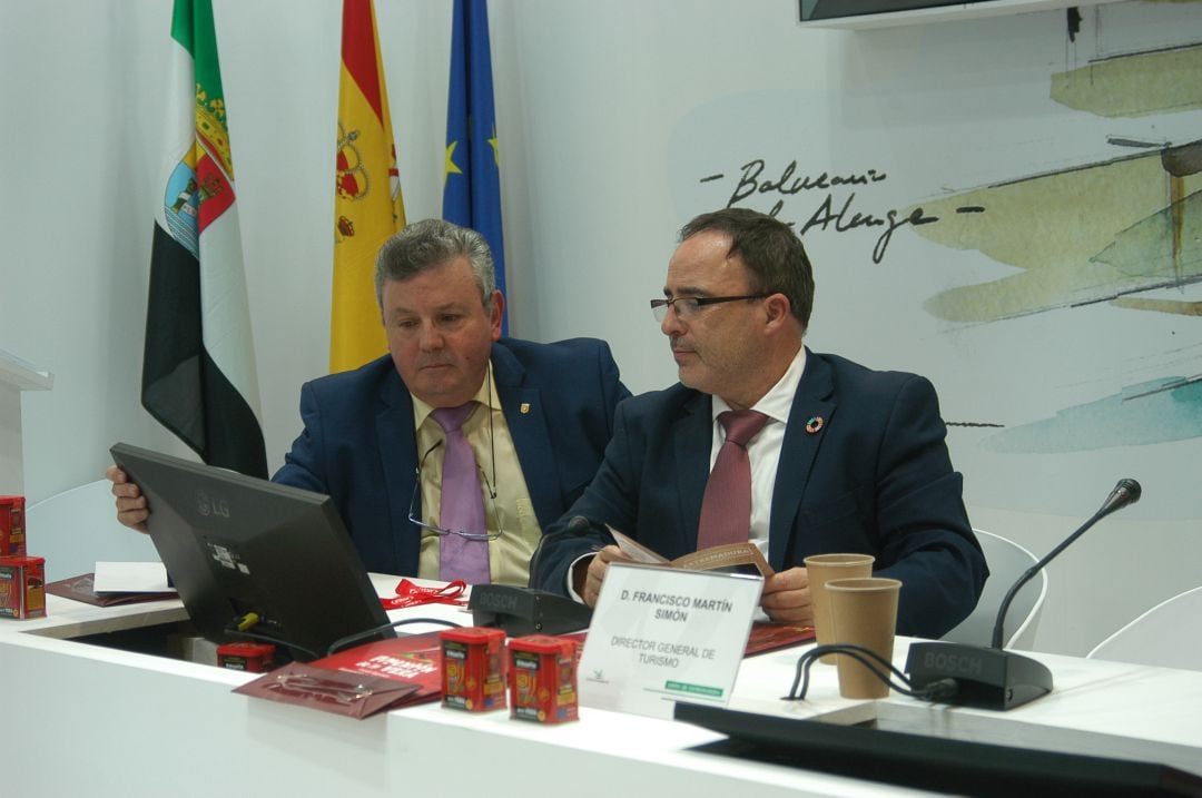 El presidente de Altup, Teófilo Magdaleno (izq), junto al director general de turismo, francisco Martín (dcha), en Fitur 2020