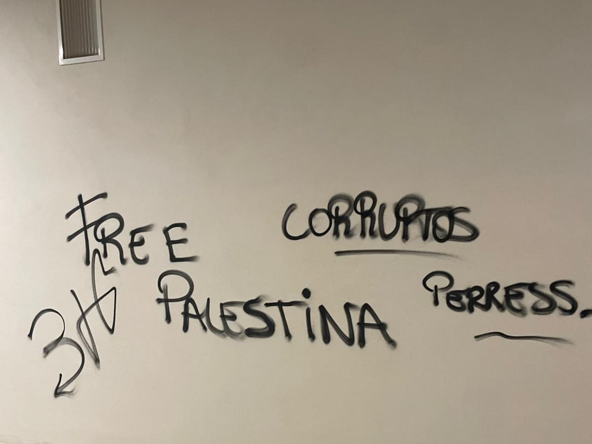 Pintadas de "corruptos" en zonas comunes del residencial bajo sospecha por adjudicaciones irregulares de viviendas públicas