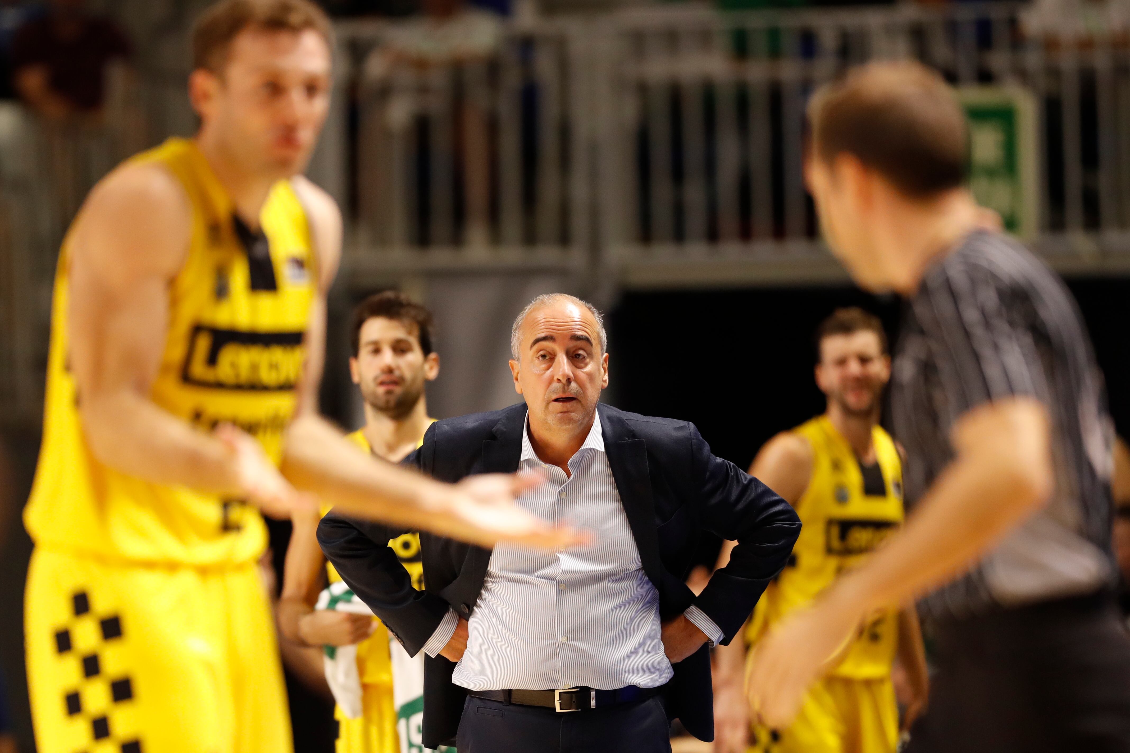 MÁLAGA, 23/09/2023.- El entrenador de Lenovo Tenerife, Txus Vidorreta, durante el partido de la primera jornada de Liga ACB que Unicaja Málaga y Lenovo Tenerife juegan hoy sábado en el Palacio de Deportes José María Martín Carpena, en Málaga. EFE/Jorge Zapata