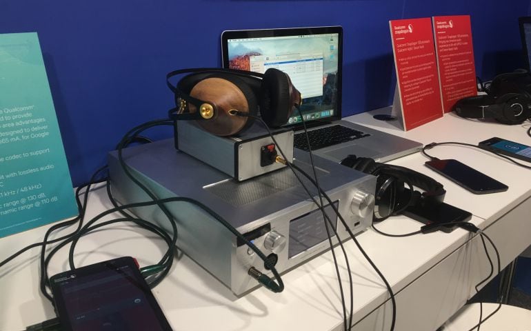 Algunas de las piezas del laboratorio de pruebas de audio de Qualcomm, estos días expuestas en el Mobile World Congress de Barcelona.