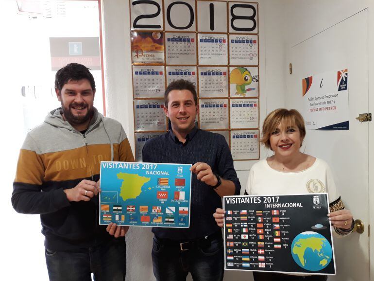 El concejal, Davidl Morcillo, en el centro, acompañado de los técnicos de Turismo en Petrer 