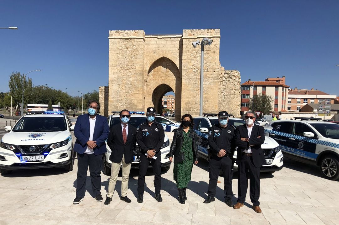 Acto de presentación de los nuevos vehículos de la Policía Local en la explanada de la Puerta de Toledo