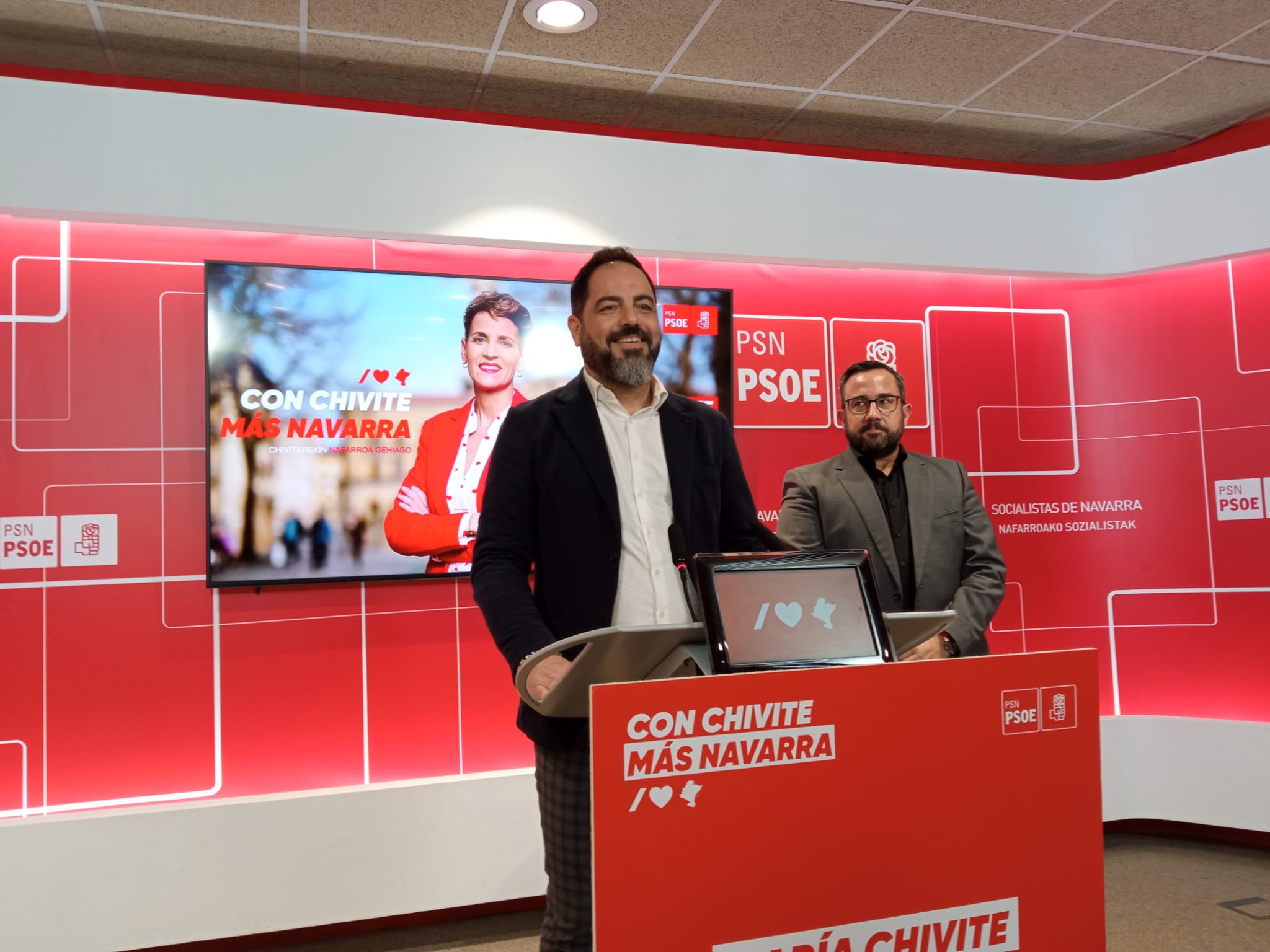 El secretario de Organización del PSN, Ramón Alzórriz, junto al responsable de Estudios y Programas del Comité Electoral, Javier Remírez.