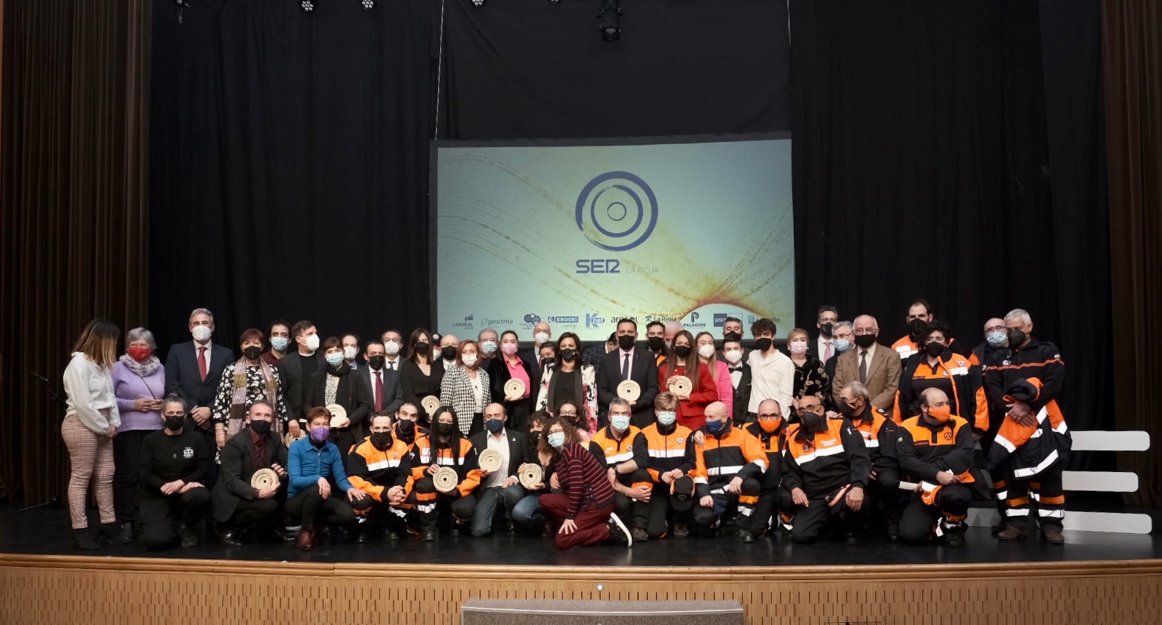 Foto de familia de la gala de los II Premios Radio Rioja