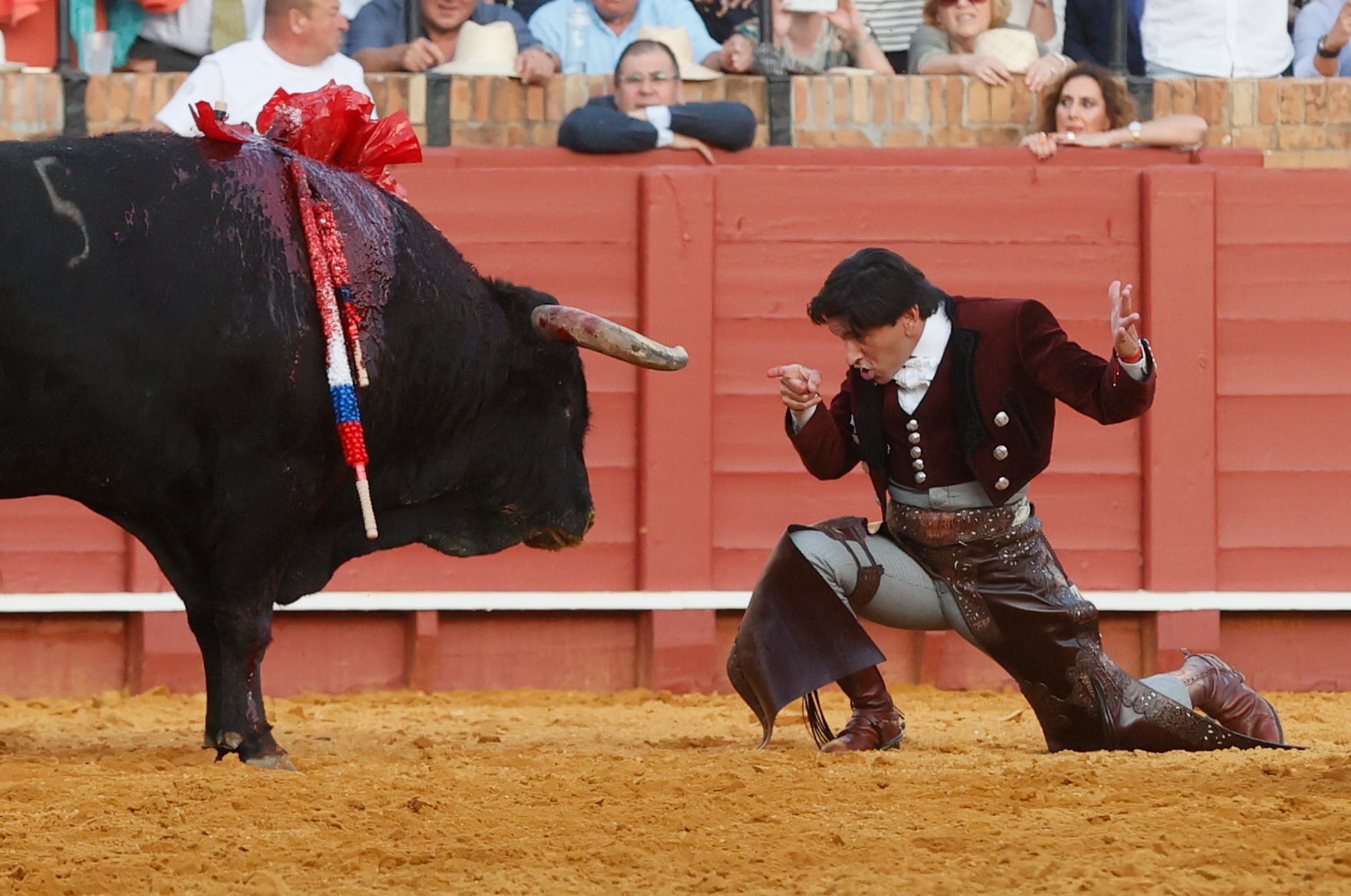 SEVILLA, 14/04/2024.- El rejoneador Diego Ventura en su faena al segundo de su lote durante la corrida de rejones que se ha celebrado hoy domingo en la plaza de toros de La Maestranza, en Sevilla. EFE / Jose Manuel Vidal.
