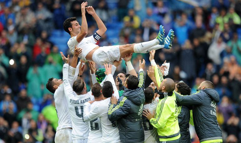 Los jugadores del Real Madrid mantean a Arbeloa en su último partido.