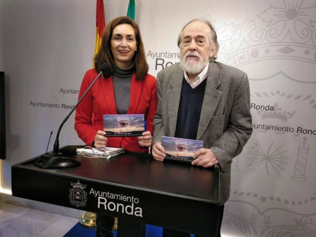 La concejala Cristina Durán y Antonio Lasanta ante la prensa este martes