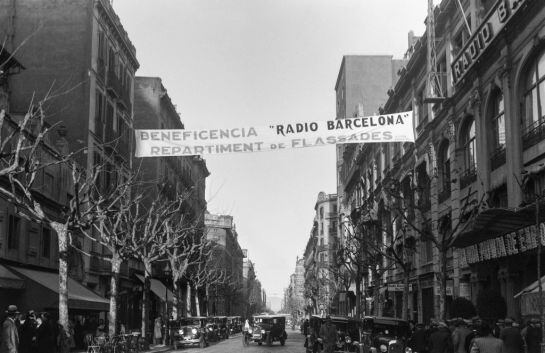 El carrer Casp de Barcelona durant una campanya benèfica de Ràdio Barcelona