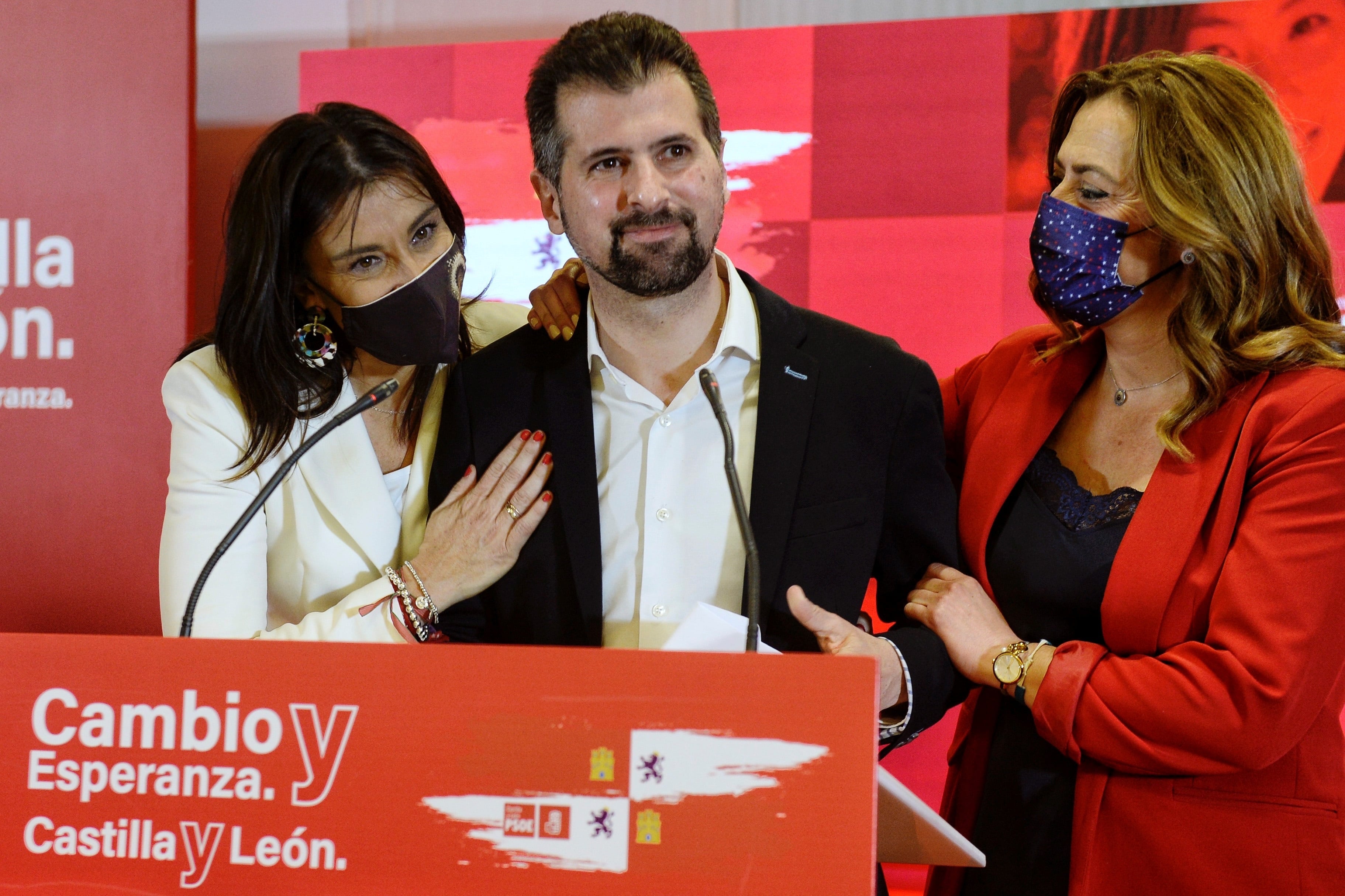 El candidato socialista a la presidencia de la Junta de Castilla y León, Luis Tudanca, durante su comparecencia en la sede del PSOE en Valladolid tras conocer los resultados en las elecciones de Castilla y León que se han celebrado hoy Domingo. EFE/NACHO GALLEGO.