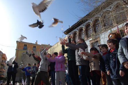 Momento de la suelta de palomas, en colaboración con la Sociedad de Colombicultura Galduriense