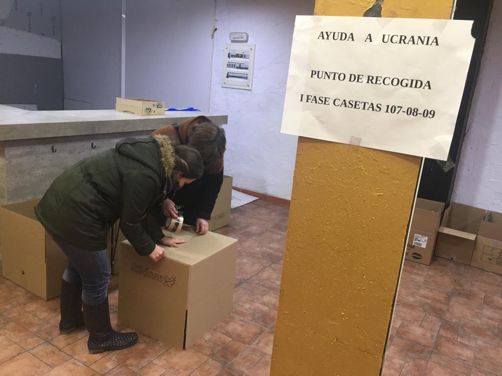 Ciudadanos ucranianos afincados en Elda gestionando la recogida de materiales