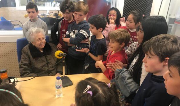 Dolores Cabezudo en los estudios de SER Ciudad Real con alumnos del colegio Perez Molina de Ciudad Real.