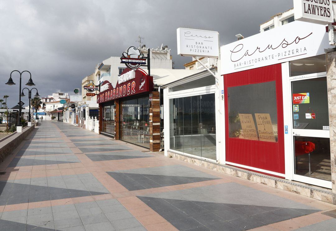 Vistas  del paseo marítimo de La Carihuela en Torremolinos, donde chiringuitos y establecimientos de restauración permanecen cerrados a la espera de la siguiente Fase 1 decretada por el gobierno español. 