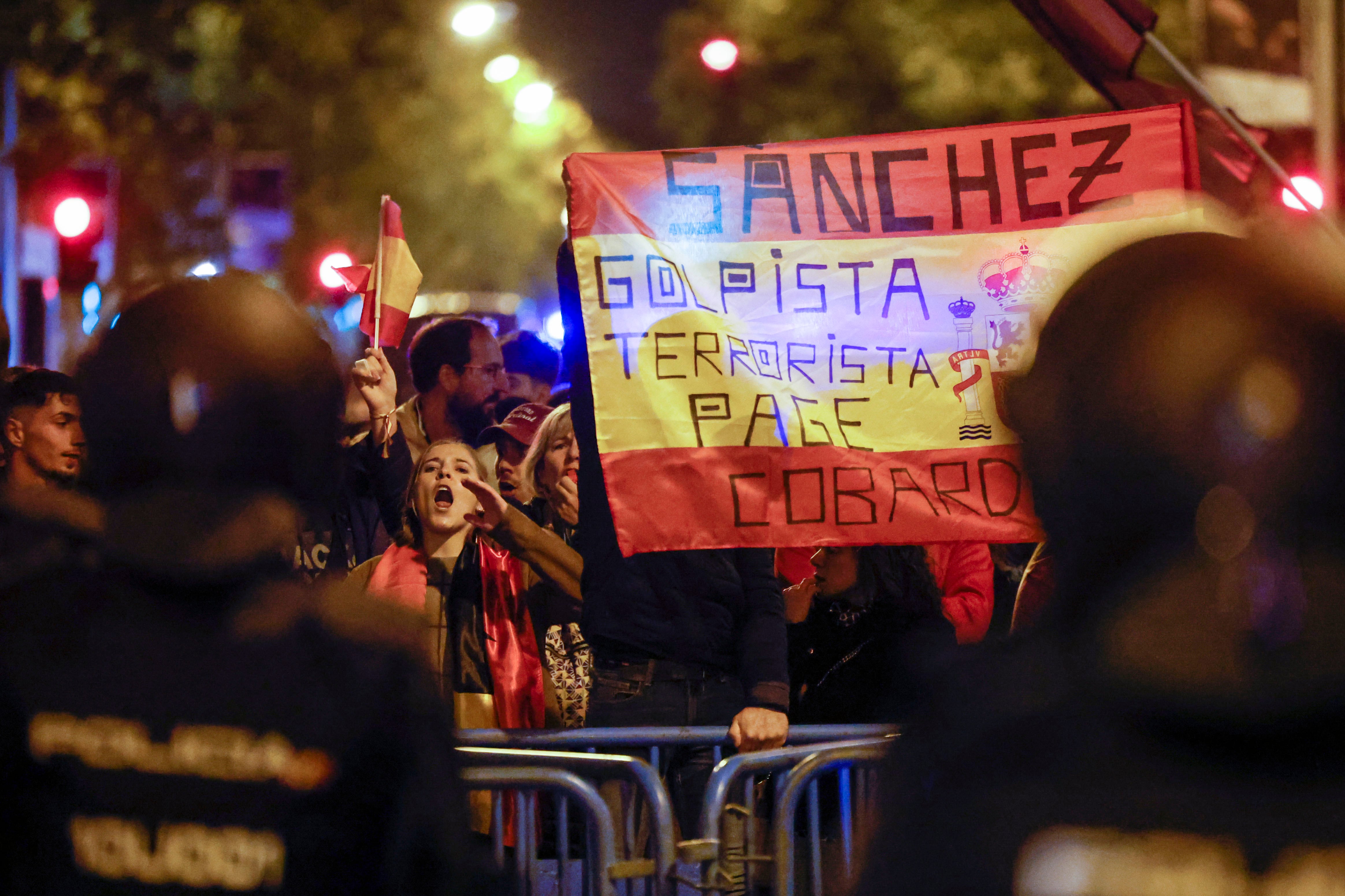 MADRID, 19/11/2023.- Detalle de una pancarta sobre una bandera de España durante la concentración convocada contra la ley de amnistía frente a la sede del PSOE de la calle Ferraz, este domingo. EFE/ Sergio Perez
