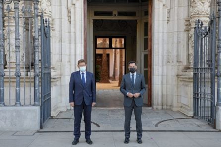 Moreno Bonilla ( d) y Ximo Puig ( i) ante la fachada del Palacio de San Telmo en Sevilla