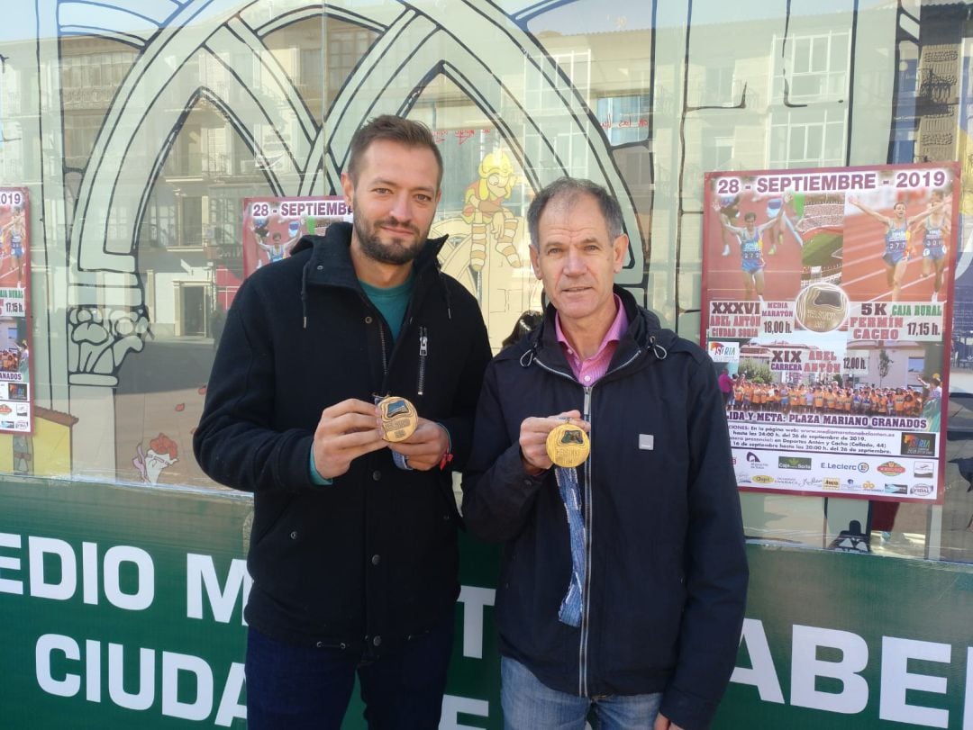 Manu Salvador, concejal de Deportes, y Abel Antón, con las medallas de Helsinki &#039;94 del atleta de Ojuel.