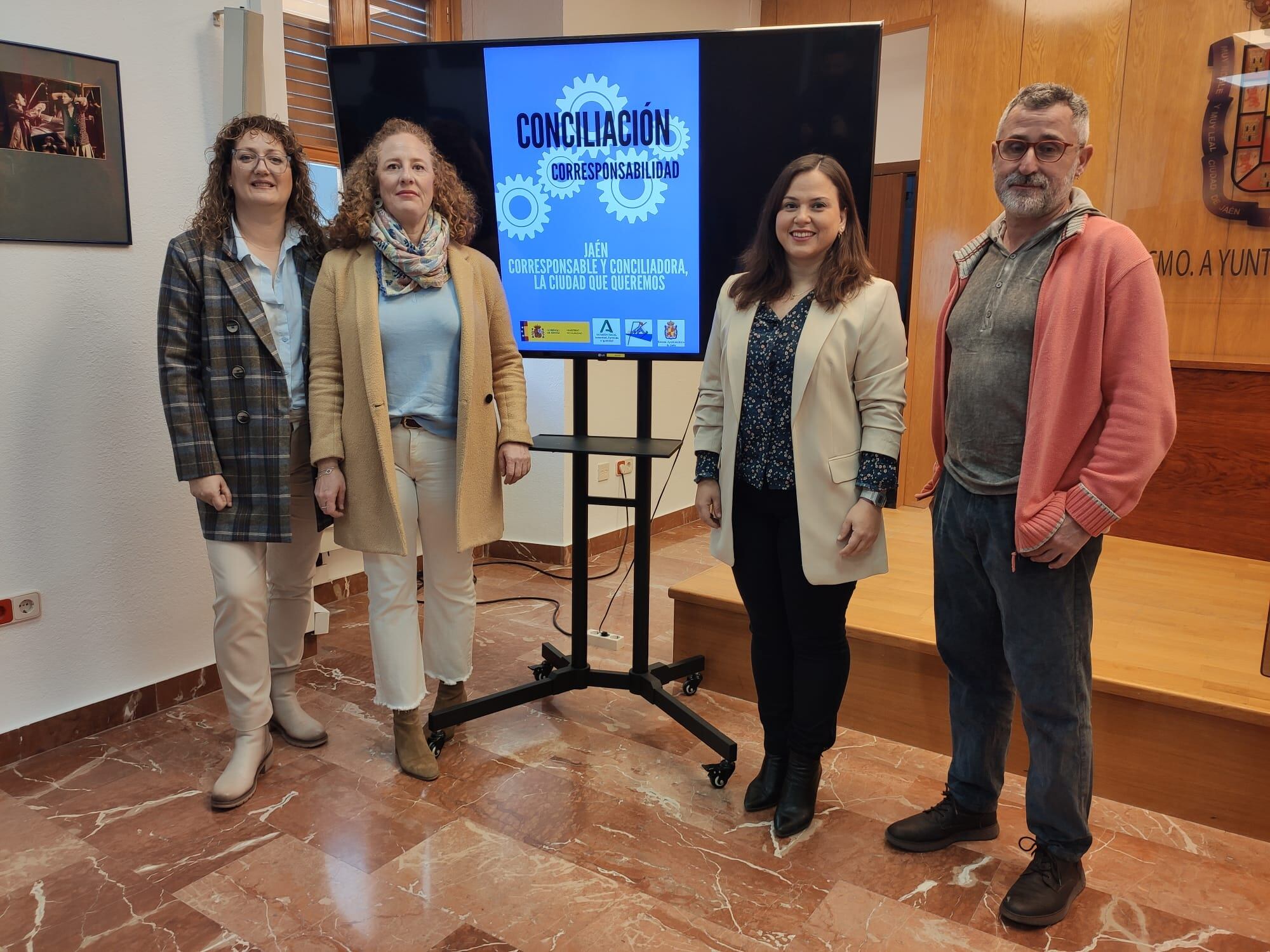 La concejala de asuntos sociales, Ángeles Díaz (tercera por la izquierda) junto a personal del Patronato de Asuntos Sociales de Jaén