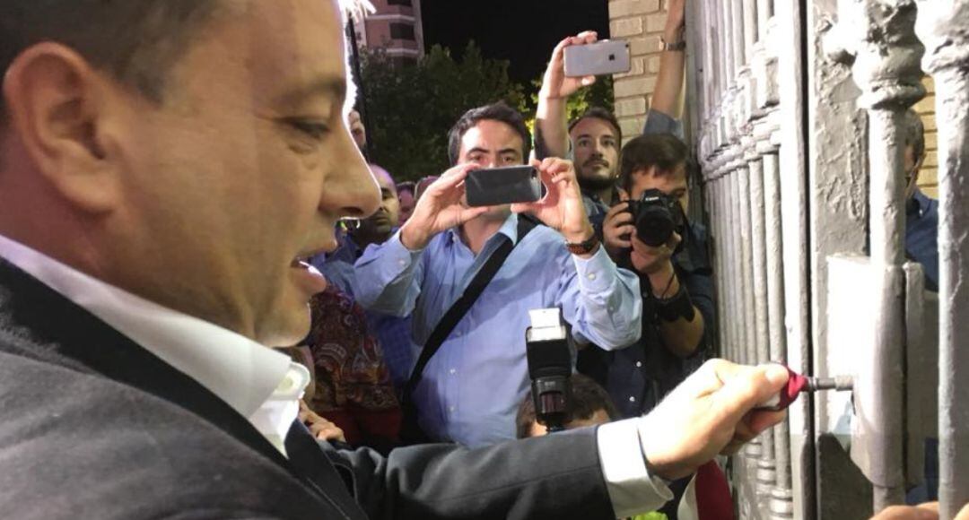 El padre del alcalde ha muerto dos horas después del cierre de la Puerta de Hierro