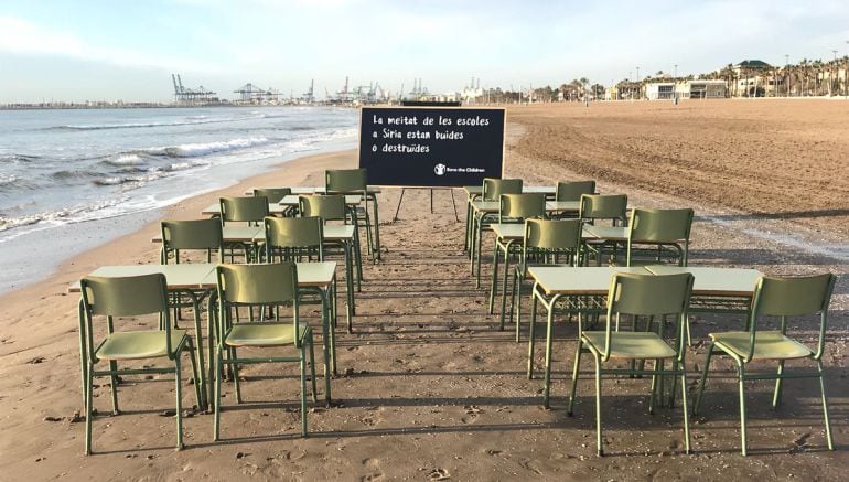 Pupitres vacíos en la playa de la Malvarrosa en Valencia