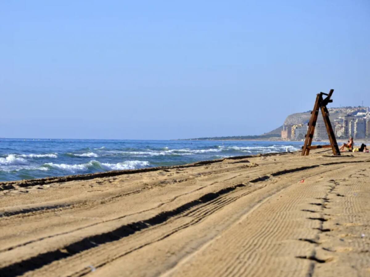 Reabiertas al baño las playas de Urbanova y San Gabriel, de Alicante
