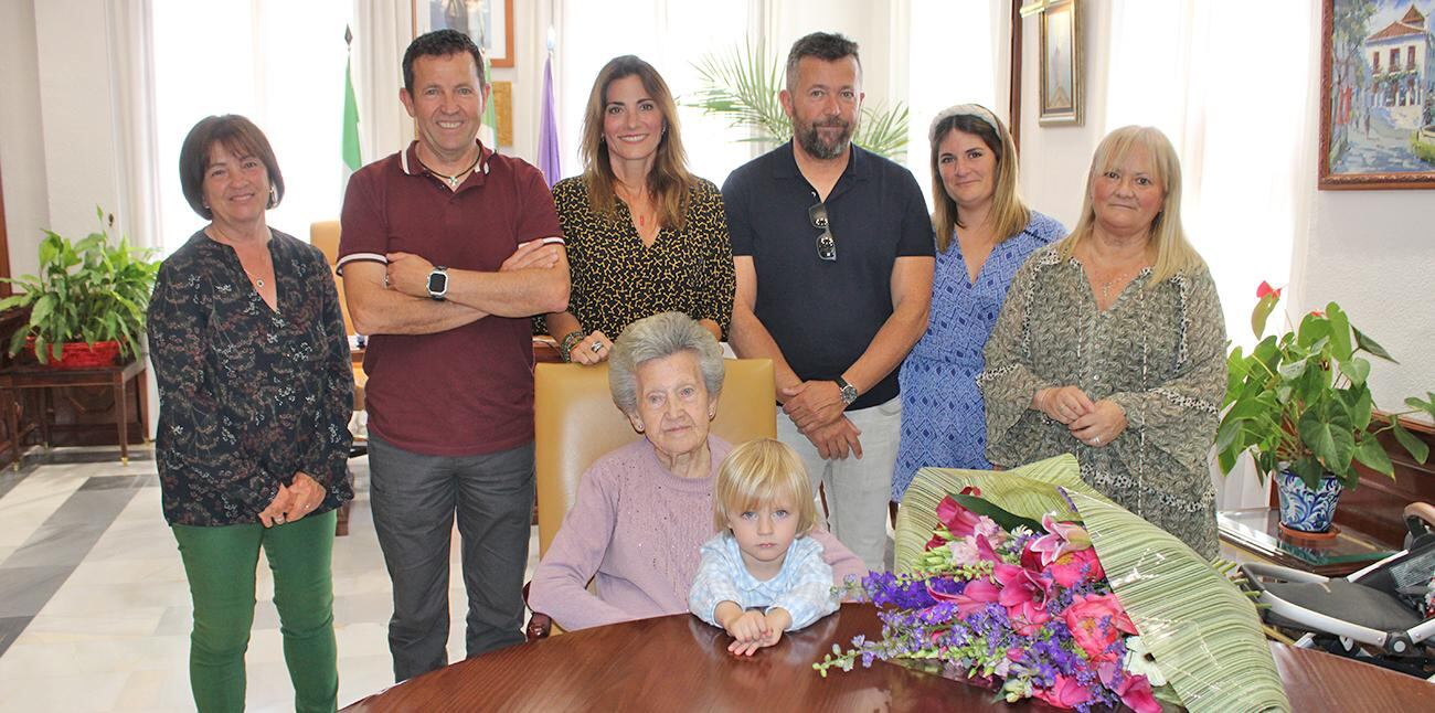 Josefa junto a la alcaldesa de Mijas