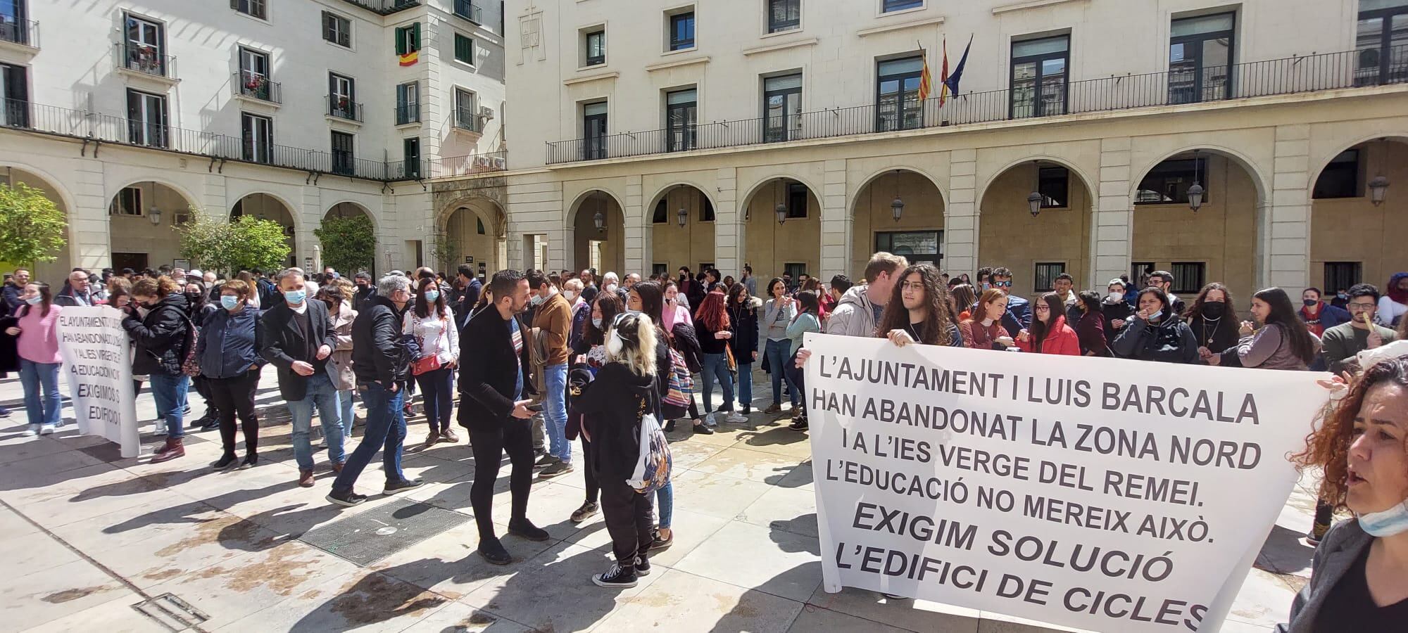 La comunidad educativa del IES Virgen del Remedio protestando en la plaza del Ayuntamiento