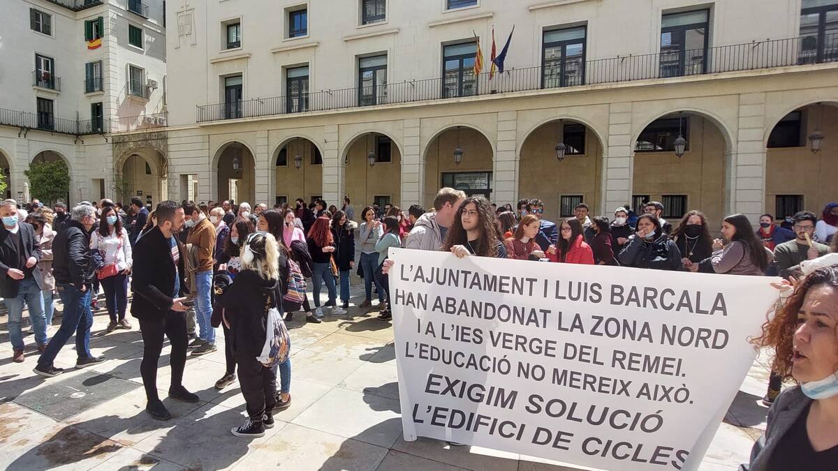 Más de 300 personas se manifiestan en Alicante para exigir que se agilice el arreglo del IES Virgen del Remedio