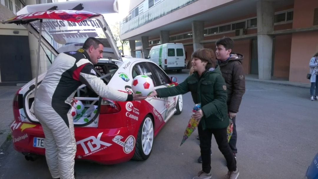 El piloto ubetense José Antonio Antonio Reyes repartiendo regalos a los niños durante su visita al Hospital San Juan de la Cruz de Úbeda