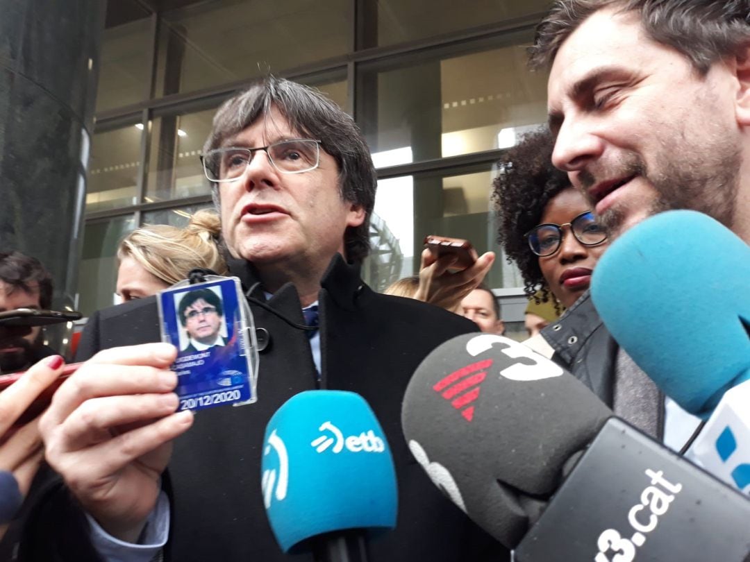 El expresidente de la Generalitat Carles Puigdemont posa con su acreditación de eurodiputado a la salida del Parlamento Europeo