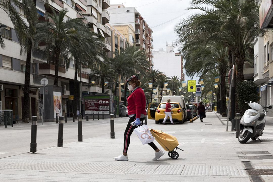 Gente con mascarillas en las calles de Gandia 