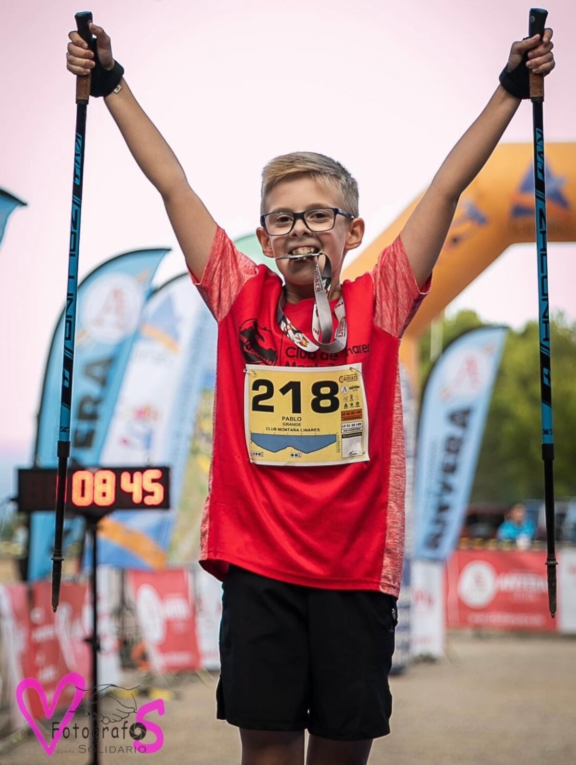 Joven deportista del Club de Montaña Linares, celebrando la obtención de una medalla.