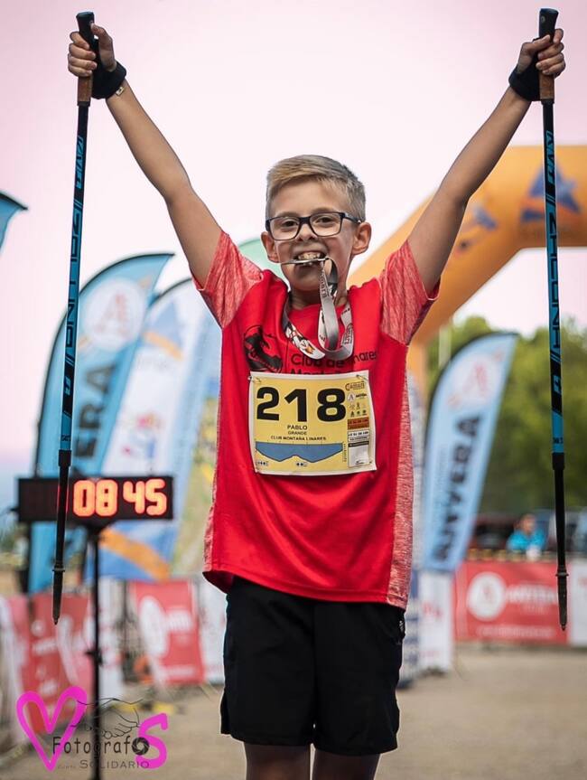 Joven deportista del Club de Montaña Linares, celebrando la obtención de una medalla.