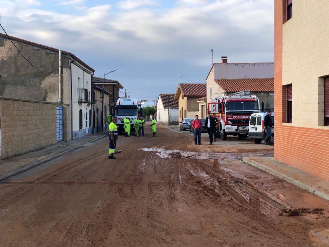 Trabajos de adecuación en una calle de la localidad de Roales