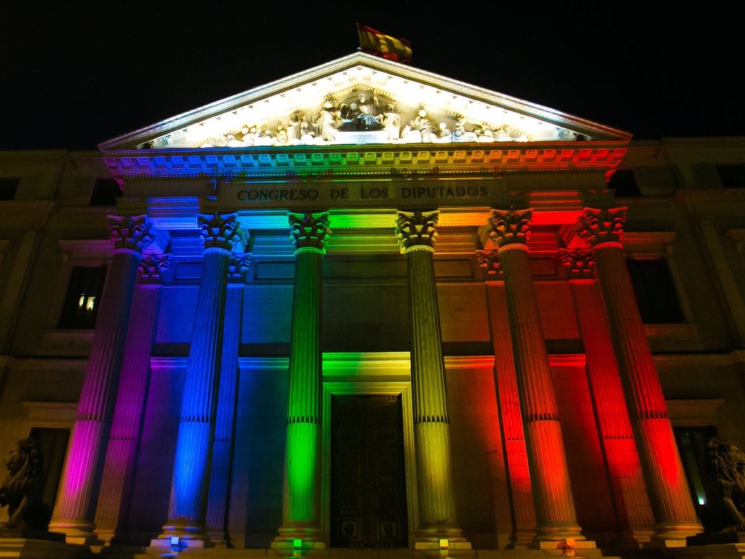 Foto de archivo del Congreso de los Diputados con la bandera arco iris (arcoíris) LGTB