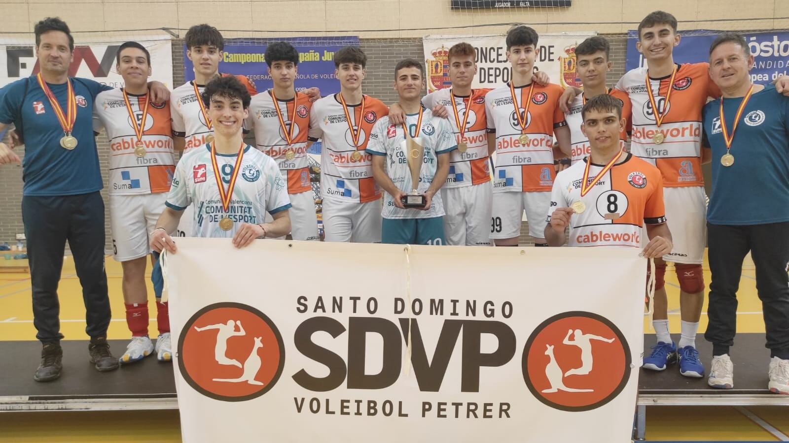 Los juveniles del Santo Domingo Savio de Petrer vuelven a coronarse